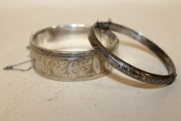 A SELECTION OF SILVER BANGLES - APPROX 70.2G