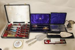 A TRAY OF FLATWARE ETC. TO INCLUDE HALLMARKED SILVER HANDLED PIE SLICES ETC.