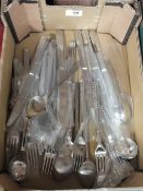 A COLLECTION OF VARIOUS VINERS CUTLERY / FLATWARE - TWO PATTERNS TOGETHER WITH A SELECTION OF