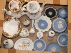 A SELECTION OF CERAMICS TO INCLUDE ROYAL ALBERT OLD COUNTRY ROSES CHINA ETC.