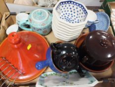 A TRAY OF CERAMICS TO INCLUDE AN ORIENTAL TEAPOT, STONEWARE ETC.