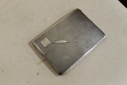 AN ART DECO STYLE CIGARETTE CASE, APPROX WEIGHT 147.3 G