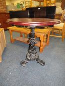 A PUB CAST IRON PEDESTAL TABLE WITH CIRCULAR MAHOGANY TOP H-70 CM DIA. 67 CM