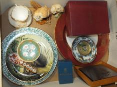 A MIXED TRAY TO INCLUDE OWL ORNAMENTS, SPODE PLATE, ORIENTAL PLATES ETC