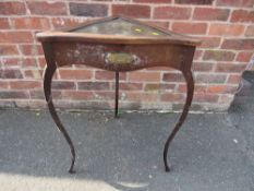 AN UNUSUAL 19TH C MAHOGANY TRI-ANGULAR BIJOUTERIE TABLE H-74 CM W-53 CM A/F