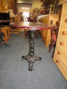 A PUB CAST IRON PEDESTAL TABLE WITH CIRCULAR MAHOGANY TOP H-70 CM DIA. 67 CM