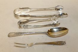 A PAIR OF GEORGIAN HALLMARKED FIDDLE PATTERNED SUGAR TONGS TOGETHER WITH A SMALL PAIR OF SILVER