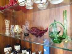 A QUANTITY OF GLASSWARE TO INCLUDE COLOURED AND STUDIO GLASS EXAMPLES