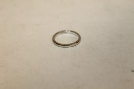 A WEDDING BAND STAMPED PLATINUM, APPROX WEIGHT 3.9 G