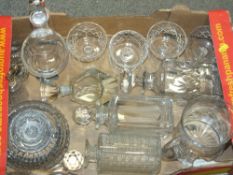 A TRAY OF ASSORTED CRYSTAL AND GLASS TO INCLUDE A DECANTER AND A PERFUME BOTTLE