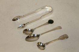 A SELECTION OF SILVER SPOONS - APPROX 122 G