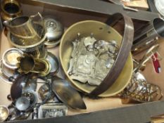 A TRAY OF METALWARE TO INCLUDE A FOUR BOTTLE CRUET SET, VINTAGE BRASS JAM PAN ETC.