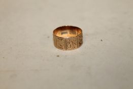 A HALLMARKED 9 CT ROSE GOLD ENGRAVED BAND, APPROX WEIGHT 1.9 G