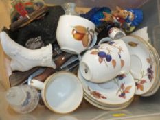 A BOX OF CERAMICS AND GLASSWARE TO INCLUDE ROYAL WORCESTER, ROYAL DOULTON, CAITHNESS ETC
