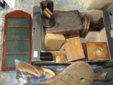 A COLLECTION OF TREEN TO INCLUDE A SET OF OAK BELLOWS, LIDDED BOXES ETC.