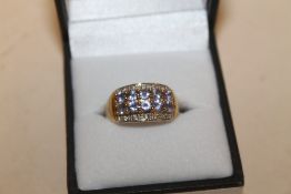 A HALLMARKED 9 CT GOLD TANZANITE STYLE STONE DRESS RING, APPROX WEIGHT 3.5 G