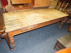 A LARGE ANTIQUE PINE SCRUB TOP STYLE KITCHEN TABLE WITH SINGLE DRAWER H-73 CM W-94 CM L-225 CM