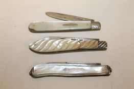 A SET OF THREE FRUIT KNIVES