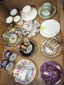 A TRAY OF ASSORTED CHINA CUPS AND SAUCERS TO INCLUDE WEDGWOOD ETRUSCAN DANCE, MASONS, SPODE, ROYAL