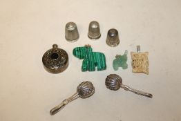 THREE SILVER THIMBLES TOGETHER WITH A SELECTION OF TRINKETS AND SHELL PINCERS -APPROX 38.1 G