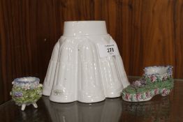 A VINTAGE SHELLEY JELLY MOULD