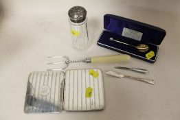 A BAG OF SILVER AND COLLECTABLES TO INCLUDE A HALLMARKED SILVER TOPPED SIFTER, GILT WEDGWOOD