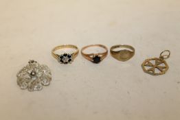 THREE SMALL HALLMARKED 9 CT GOLD RINGS, ONE BEING ROSE GOLD, APPROX COMBINED WEIGHT 4.4 G TOGETHER
