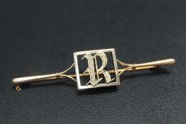 A 9CT GOLD SEED PEARL SET LETTER R BAR BROOCH, approx weight 4.4g, W 7 cm