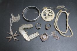 A SMALL COLLECTION OF SILVER AND OTHER JEWELLERY, to include a Chinese type carved bone pendant,