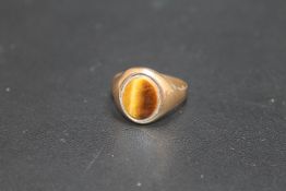 A HALLMARKED 9 CARAT GOLD TIGERS EYE TYPE RING, approx weight 3.2g, ring size S
