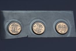 A SEALED SET OF THREE UNCIRCULATED ELIZABETH II 2000 GOLD SOVEREIGNS