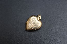A HALLMARKED 9 CARAT GOLD HEART SHAPED LOCKET, approx weight 3.4g, H 2.5 cm