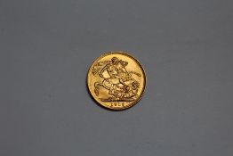 A GEORGE V 1915 GOLD SOVEREIGN