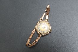 A HALLMARKED 9 CARAT GOLD WRIST WATCH, on expandable bracelet stamped 9ct, W 2.5 cm