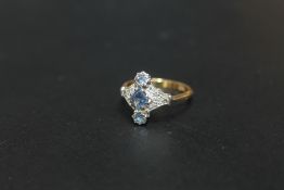 AN 18CT GOLD CORNFLOWER BLUE SAPPHIRE STYLE STONES AND DIAMOND RING, approx weight 4g, ring size P
