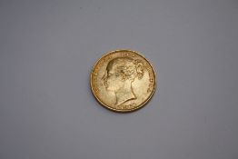 A VICTORIAN GOLD SOVEREIGN DATED 1861 - SHIELD BACK