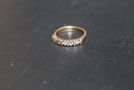 A HALLMARKED 9 CARAT GOLD FIVE STONE DRESS RING, approx weight 2.1g, ring size K