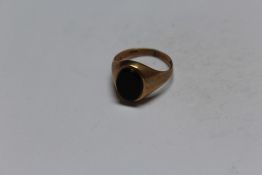 A HALLMARKED 9 CARAT GOLD BLOODSTONE TYPE RING, approx weight 2g, ring size G