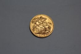 A GEORGE V 1915 GOLD SOVEREIGN