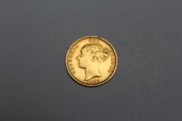 A QUEEN VICTORIA 1883 HALF SOVEREIGN - SHIELD BACK