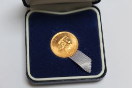 A CASED ELIZABETH II 2000 GOLD SOVEREIGN