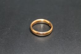 A HALLMARKED 22 CARAT GOLD WEDDING BAND, approx weight 8.2g