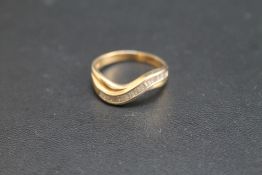 A WAVE CHANNEL SET BAGUETTE DIAMOND RING, stamped Cardow 14k, approx weight 3g, ring size Q