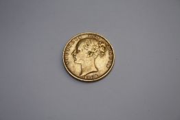 A VICTORIAN GOLD SOVEREIGN DATED 1862 - SHIELD BACK