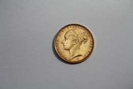 A VICTORIAN 1885 GOLD SOVEREIGN