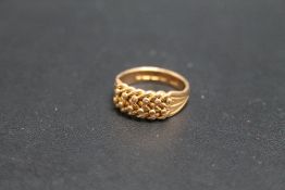 A HALLMARKED 18 CARAT GOLD KEEPER RING, approx weight 4.7g, ring size L