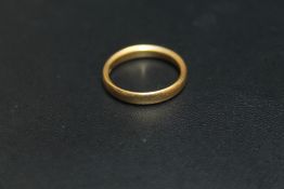 A HALLMARKED 22 CARAT GOLD WEDDING BAND, approx weight 5.3g, ring size P