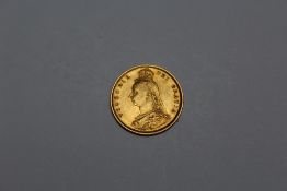 A QUEEN VICTORIA 1887 HALF SOVEREIGN - SHIELD BACK