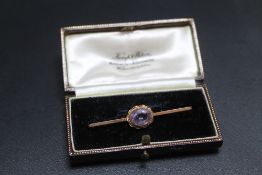 A 9CT GOLD AMETHYST BAR BROOCH, approx weight 2.5g, W 5 cm