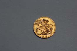 A GEORGE V 1915 GOLD SOVEREIGN